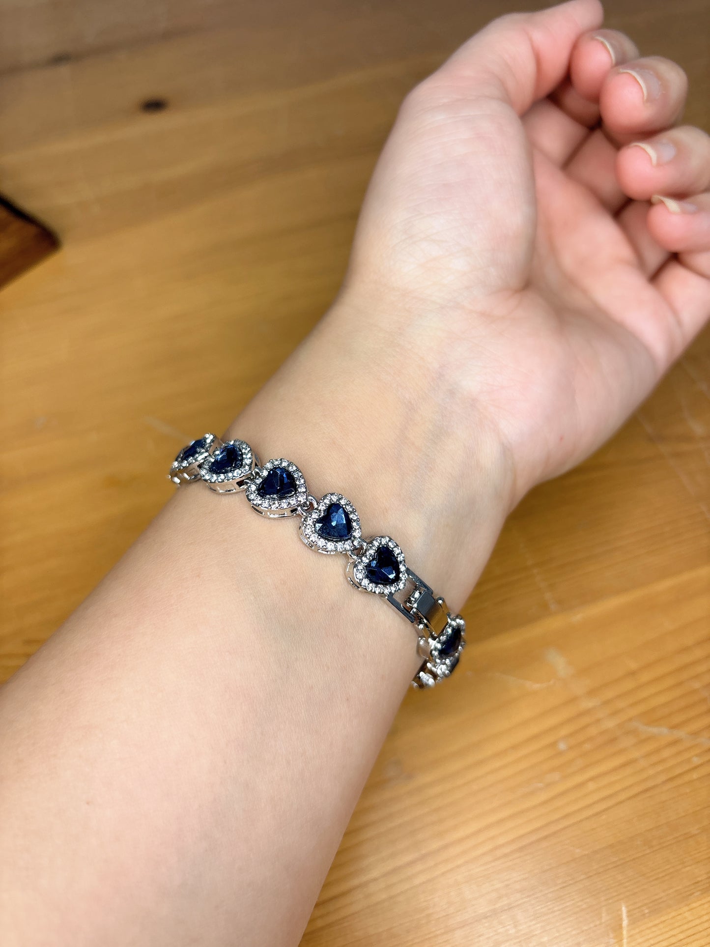 Elegantes Herzarmband mit dunkelblauen Steinen & funkelndem Zirkonia