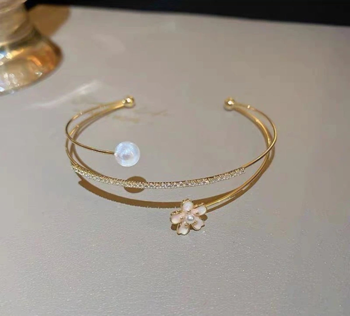 Zarte Blumen Armspange – Perle & Gold