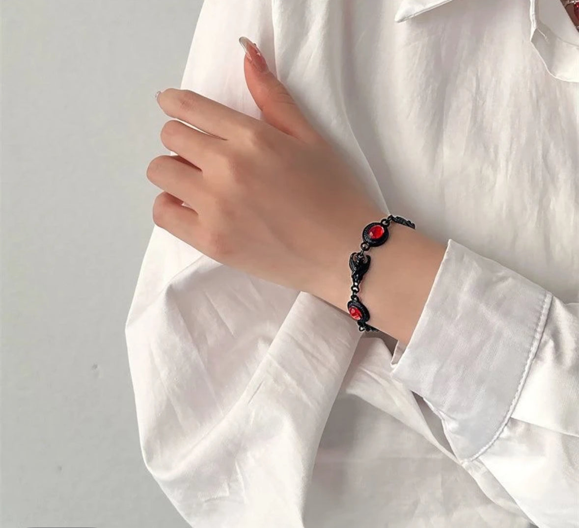 Schwarzes Armband mit rotem Stein – Vintage & Dark Style