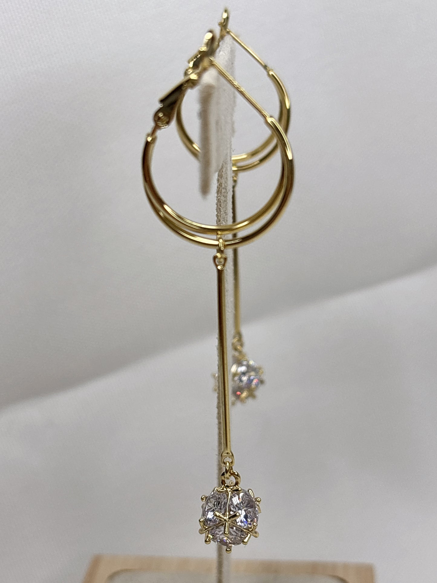 Elegante Goldfarbene Hängeohrringe mit Zirkonia-Anhänger