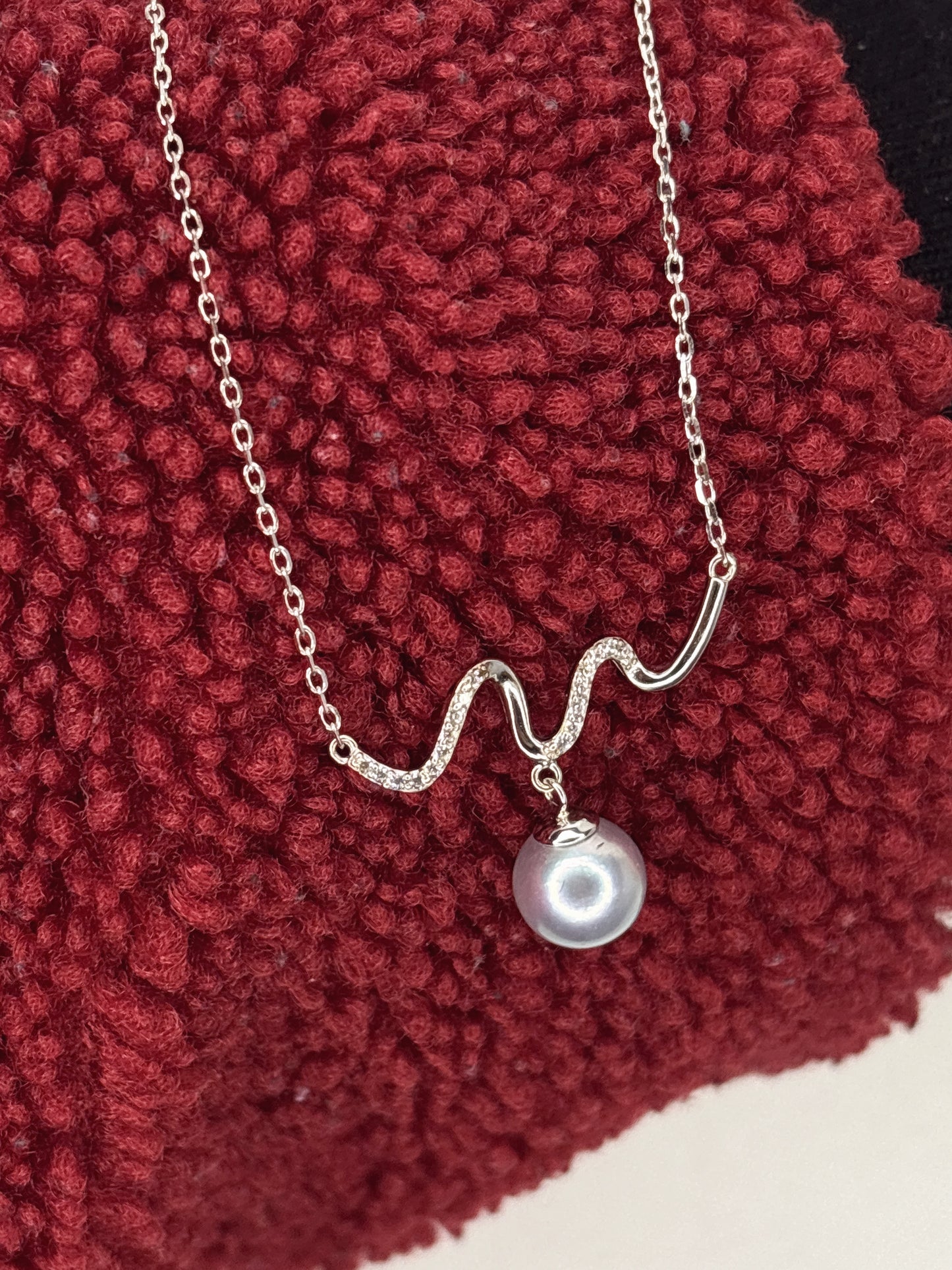 Elegante Silberkette mit Wellenanhänger und Perle