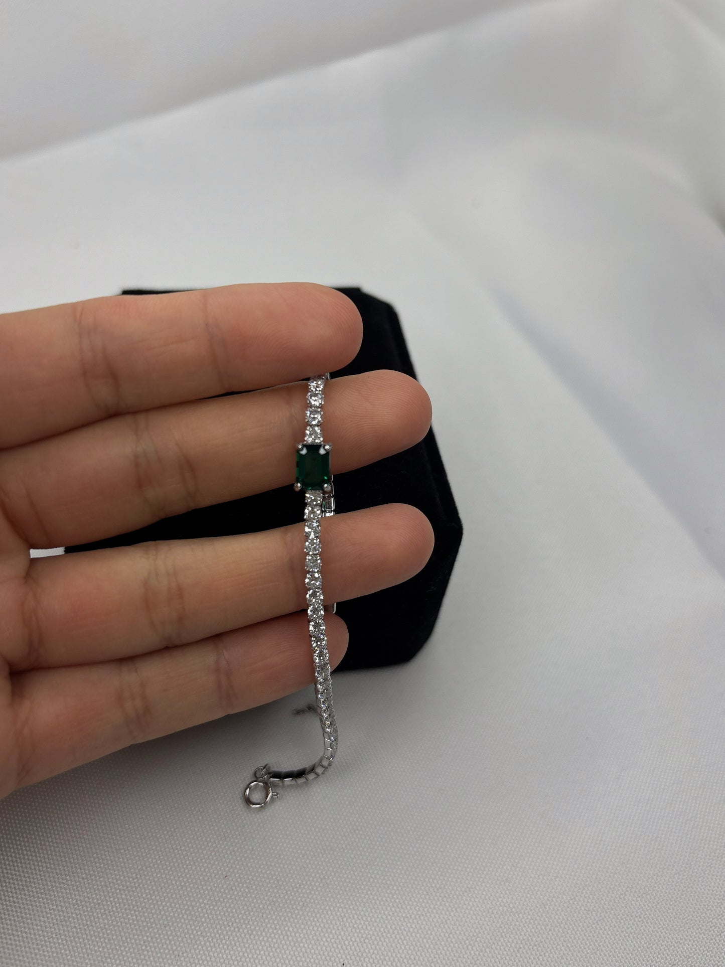 Elegantes Silberarmband mit grünem Mittelstein & funkelnden Zirkonia