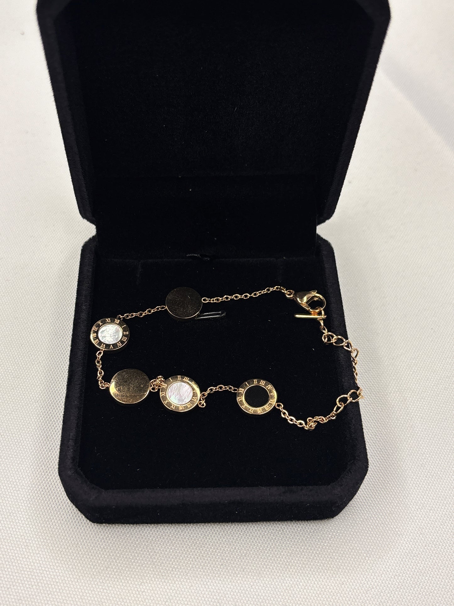 Vergoldetes Armband mit römischen Ziffern & Perlmutt