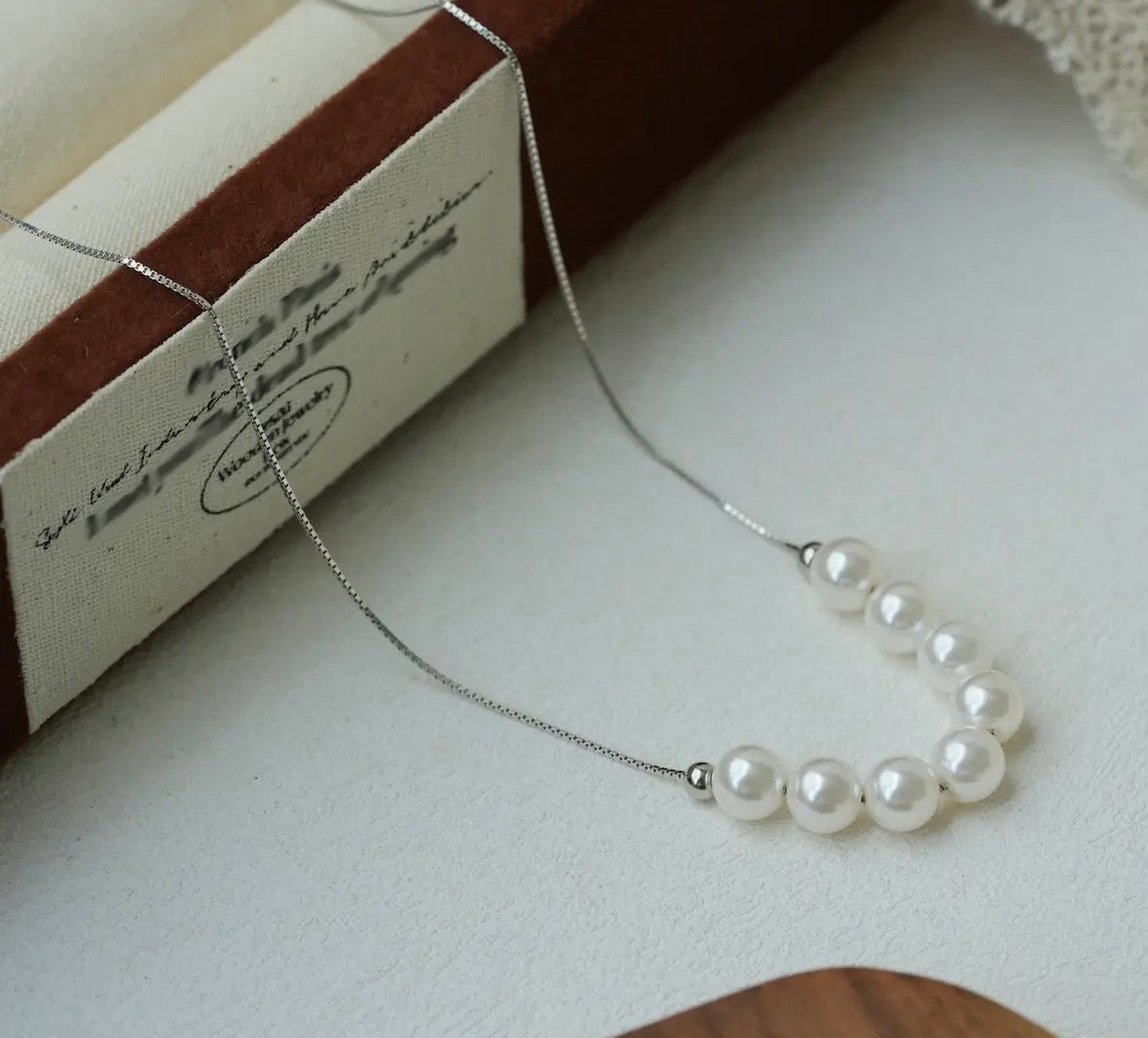 Elegante Perlenkette mit feiner Gliederkette