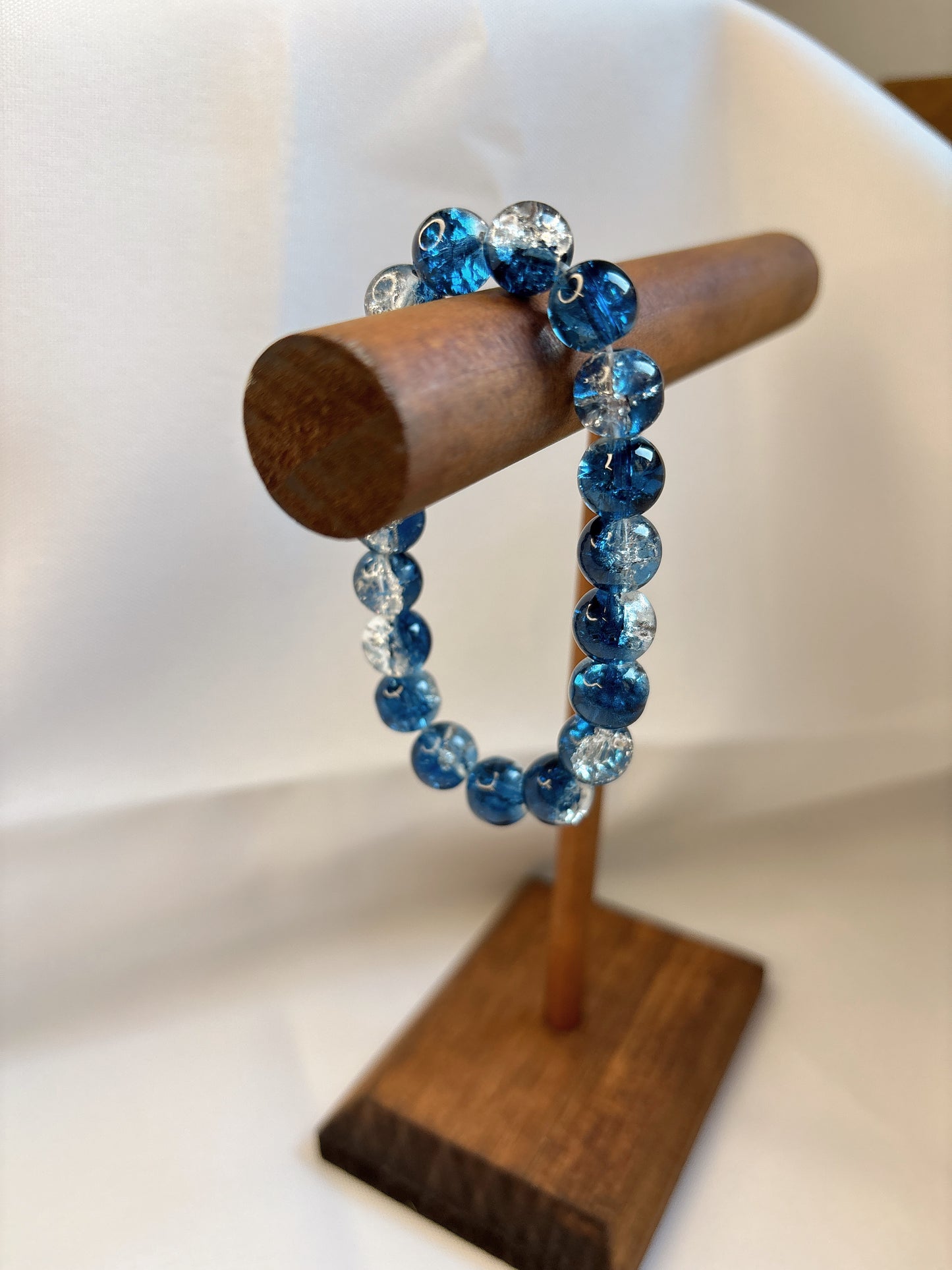 Elastisches Perlenarmband in Blau-Crackle-Optik