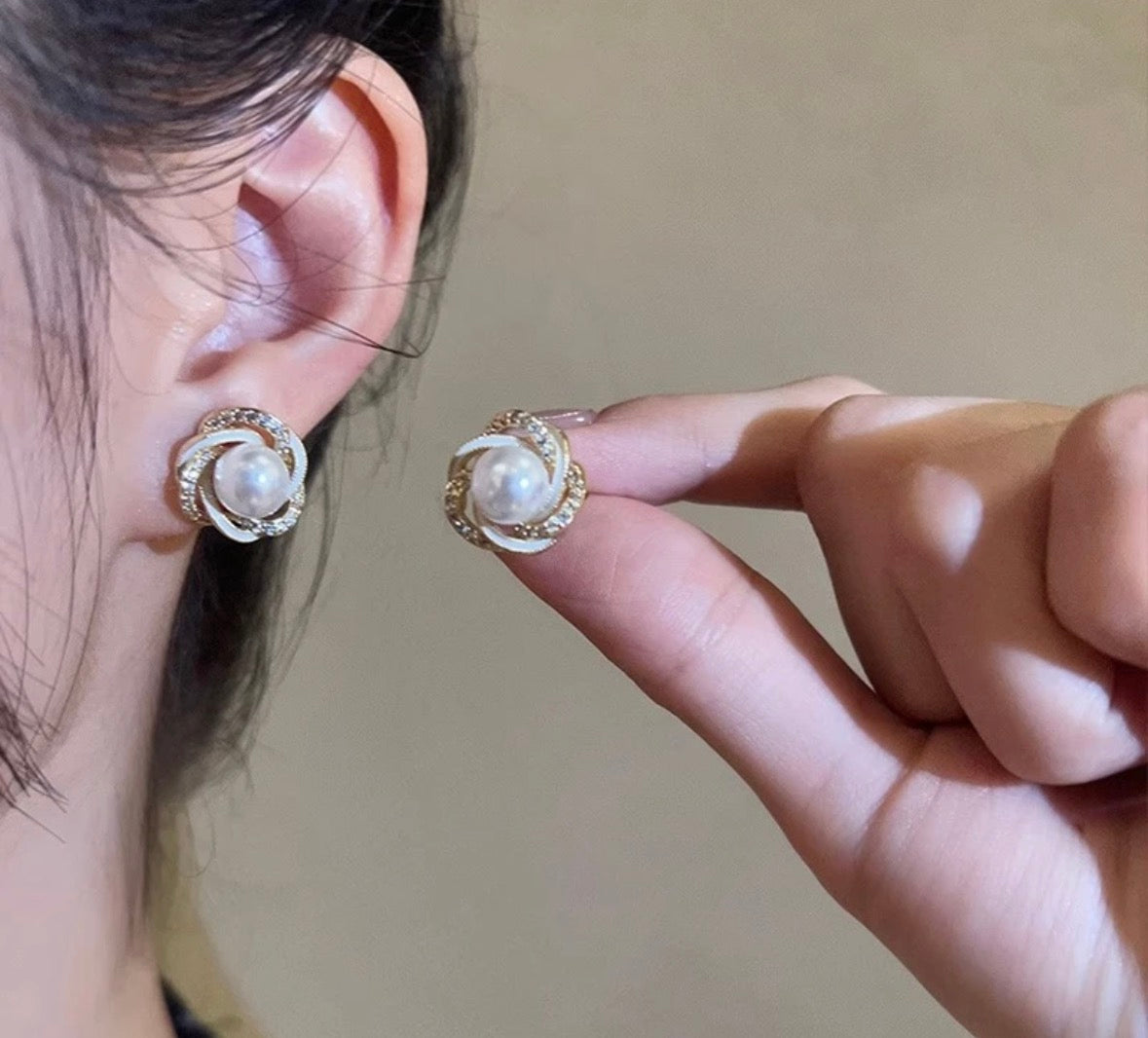 Elegante Perlen-Ohrstecker mit Kristallbesatz