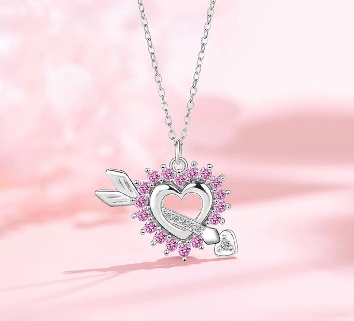 Herz-Pfeil Halskette mit rosa Kristallen