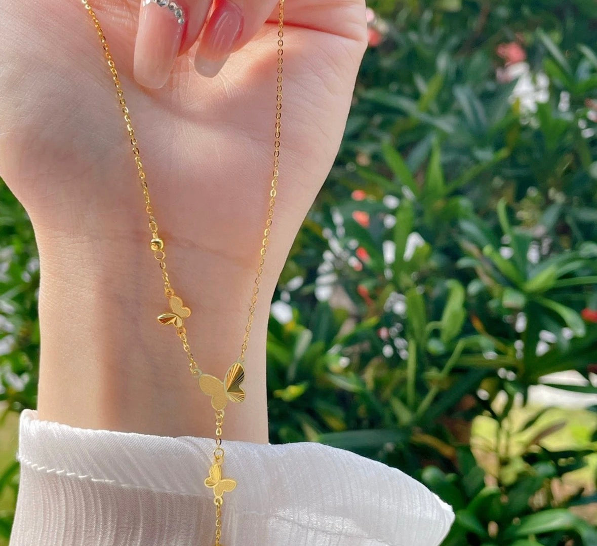 Goldfarbene Schmetterlingskette mit zarten Anhängern