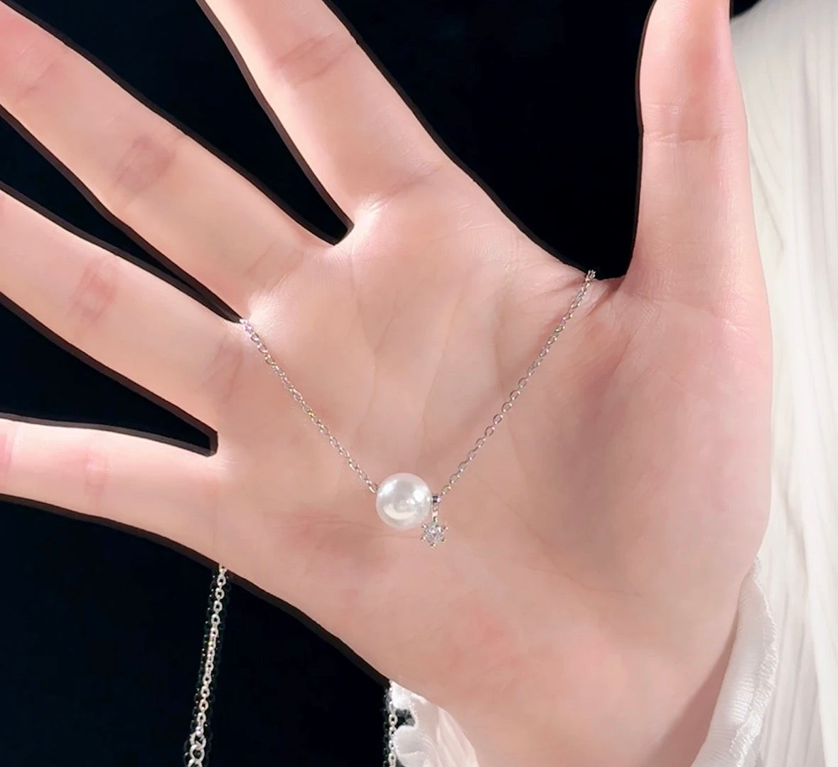 Elegante Perlenkette mit funkelndem Anhänger