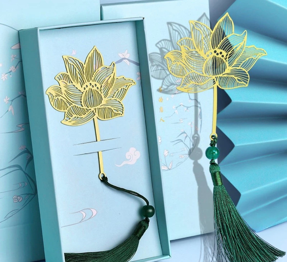 Filigrane Lotus-Lesezeichen Detailansicht mit grüner Quaste – Little Shark