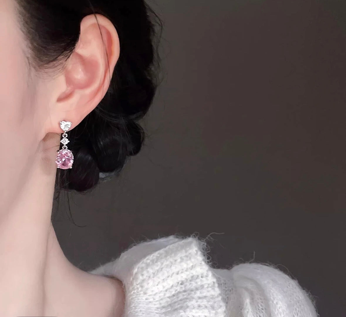 Elegante Hängeohrringe mit rosa Kristall