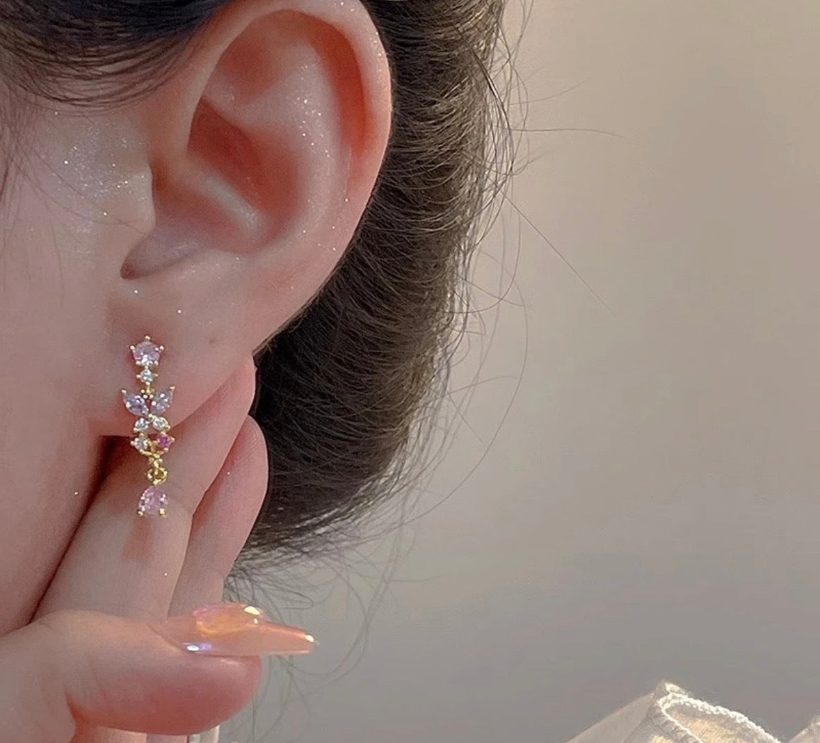 Zarte Blumen-Ohrhänger mit rosa Kristallen