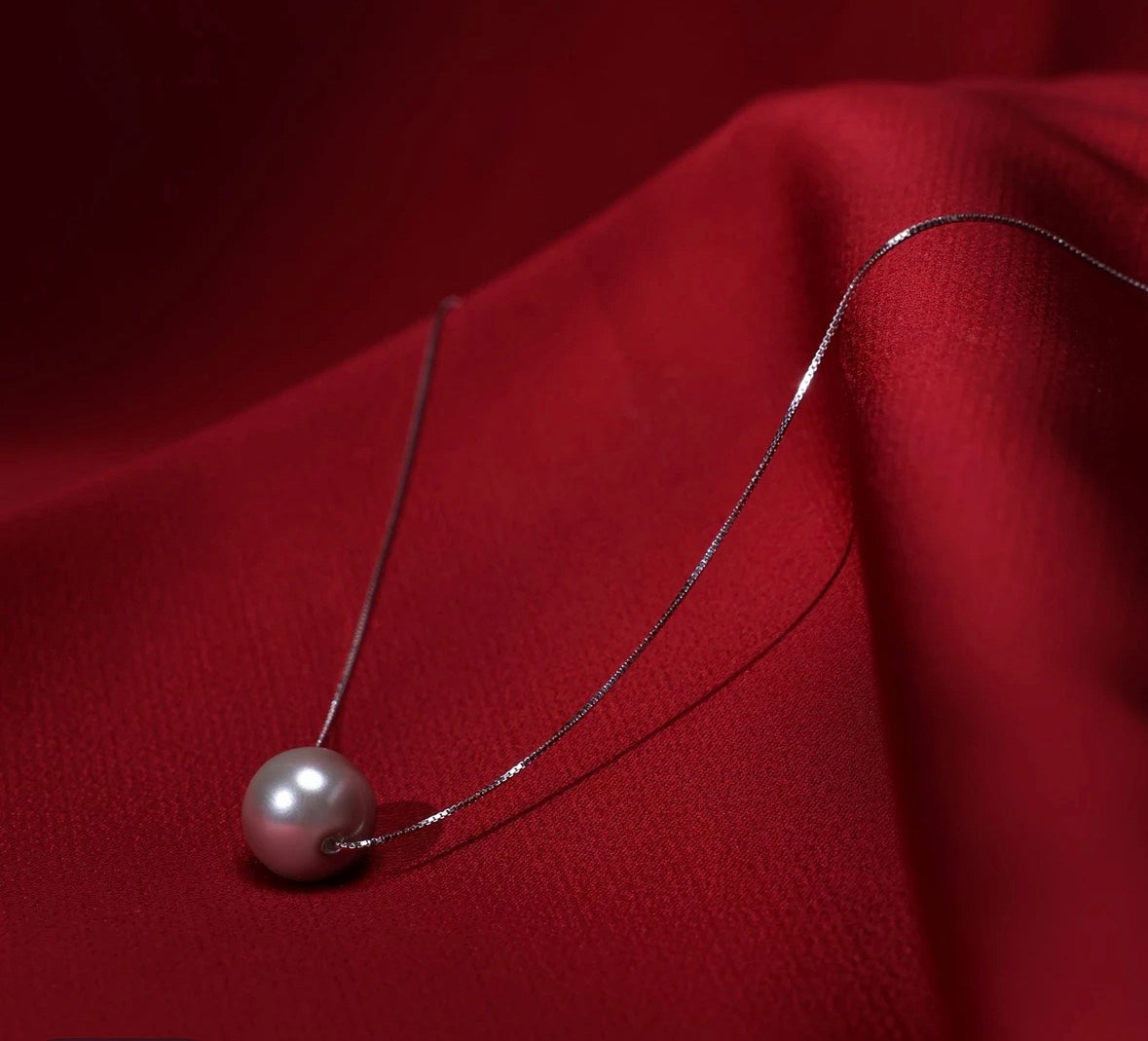Elegante Perlenkette mit feiner Silberkette