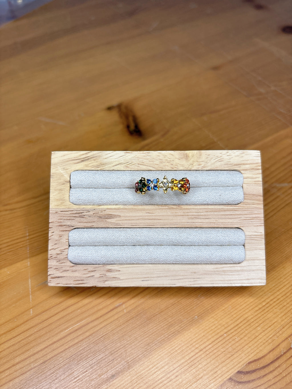 Goldener Ring mit bunten Blüten – Funkelnd & Süß