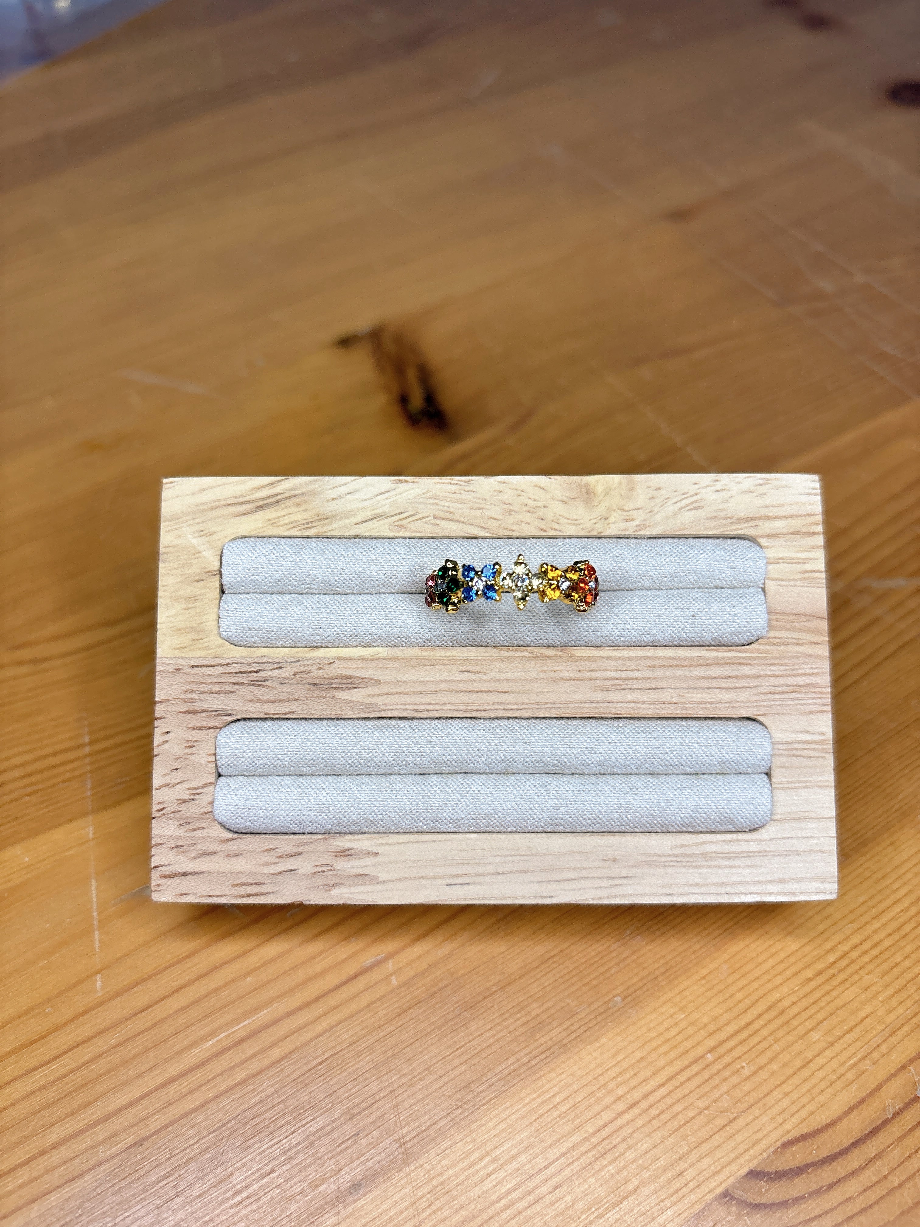 Goldener Ring mit bunten Blüten – Funkelnd & Süß