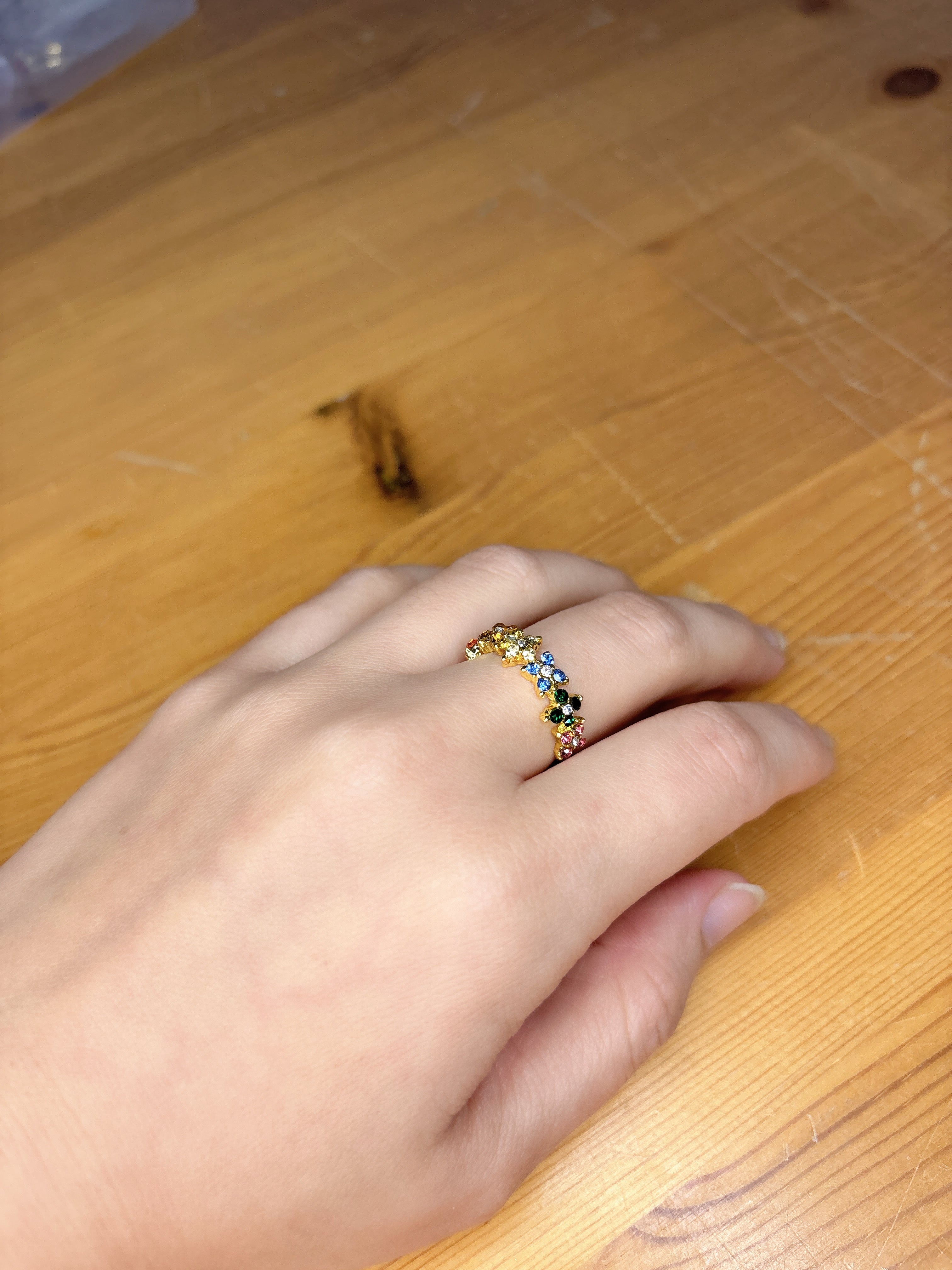 Goldener Ring mit bunten Blüten – Funkelnd & Süß
