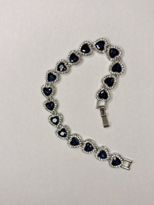 Elegantes Herzarmband mit dunkelblauen Steinen & funkelndem Zirkonia