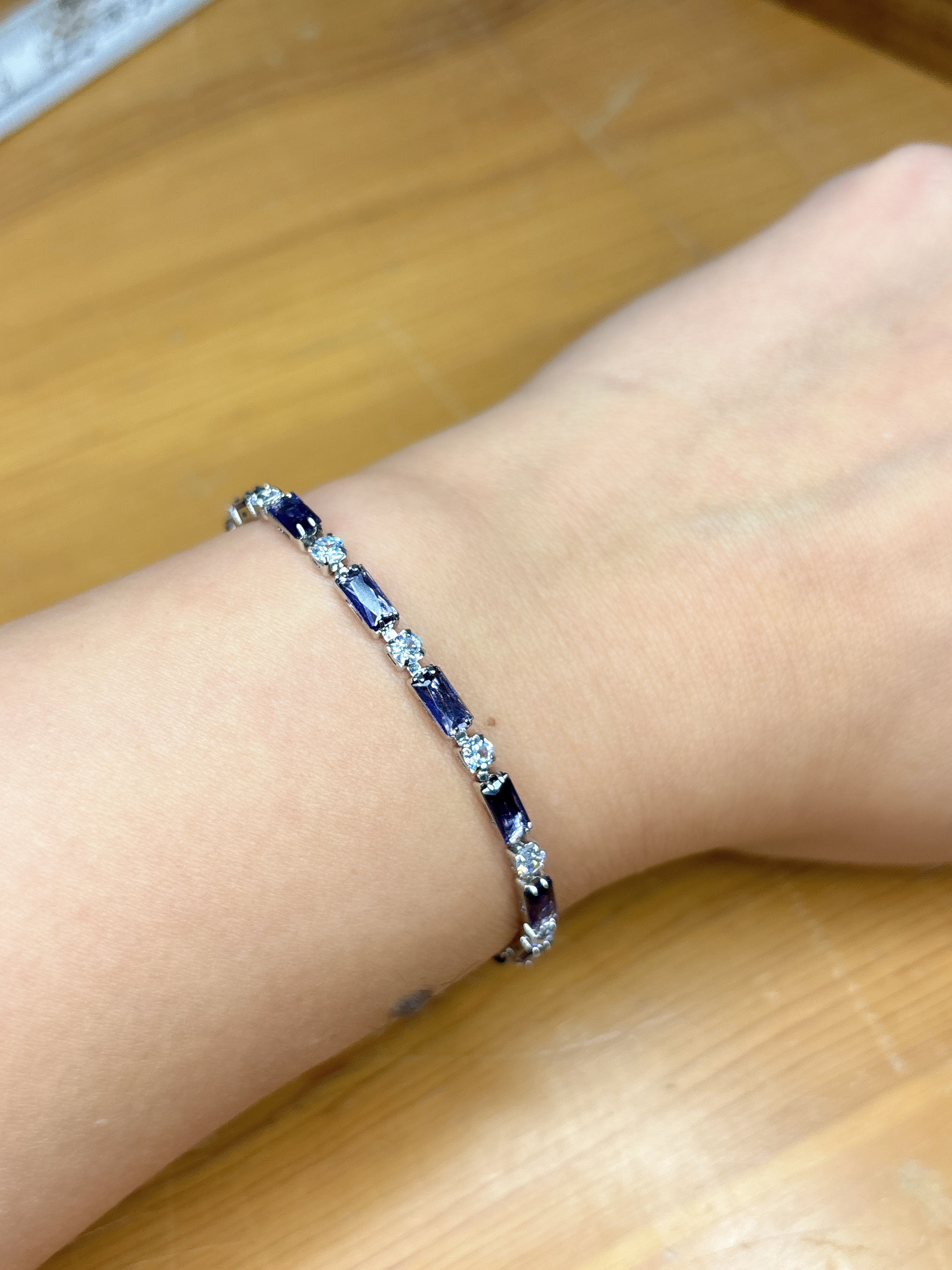 Armband mit lila und klaren Steinen
