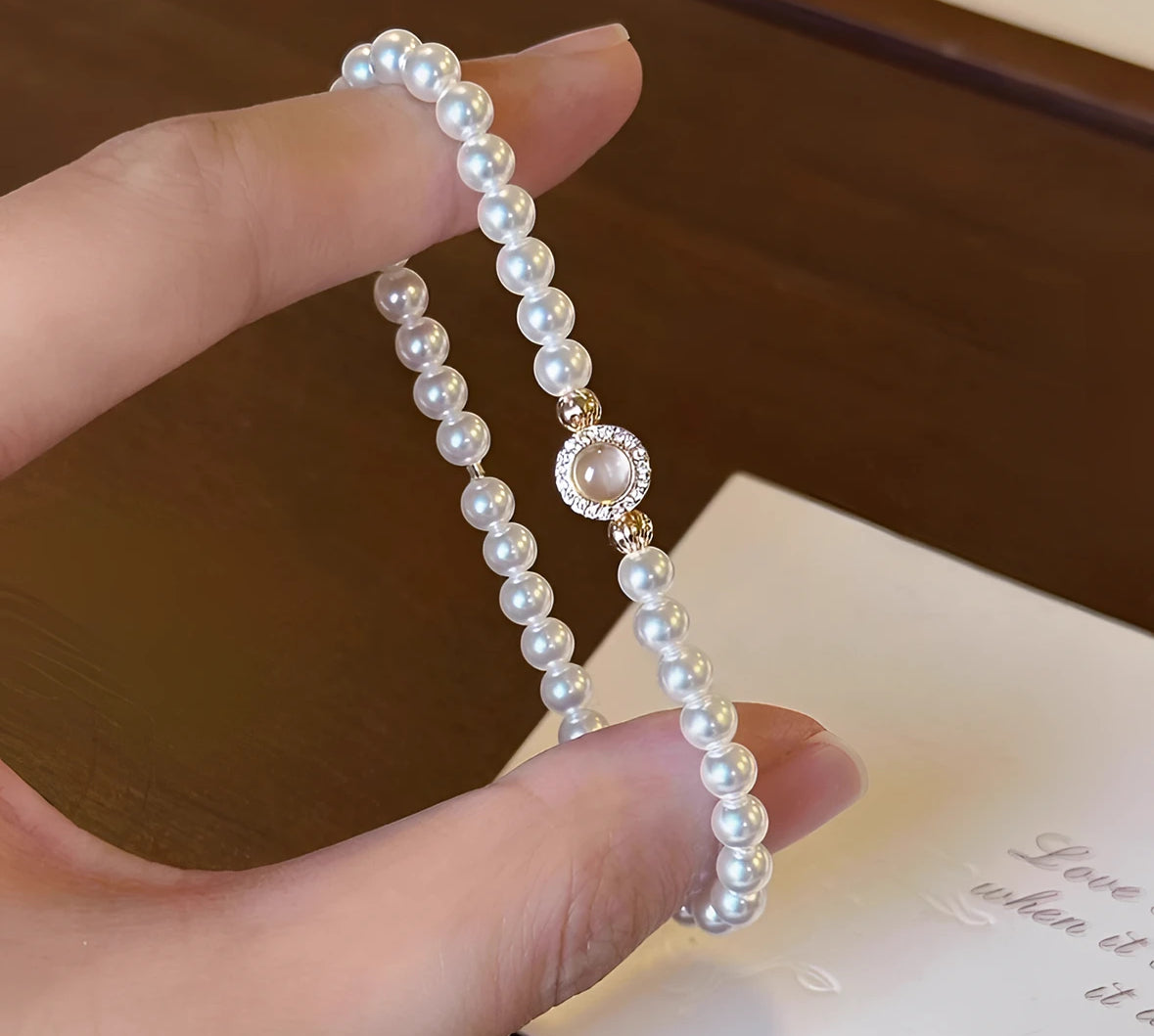 Perlenarmband – Elegant & Fein, Gold Detail