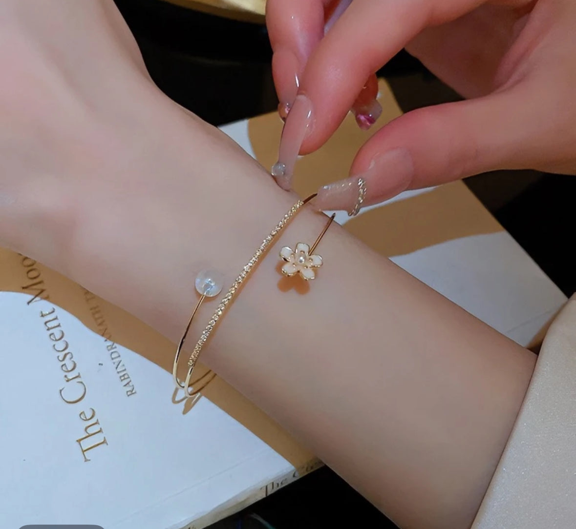 Zarte Blumen Armspange – Perle & Gold