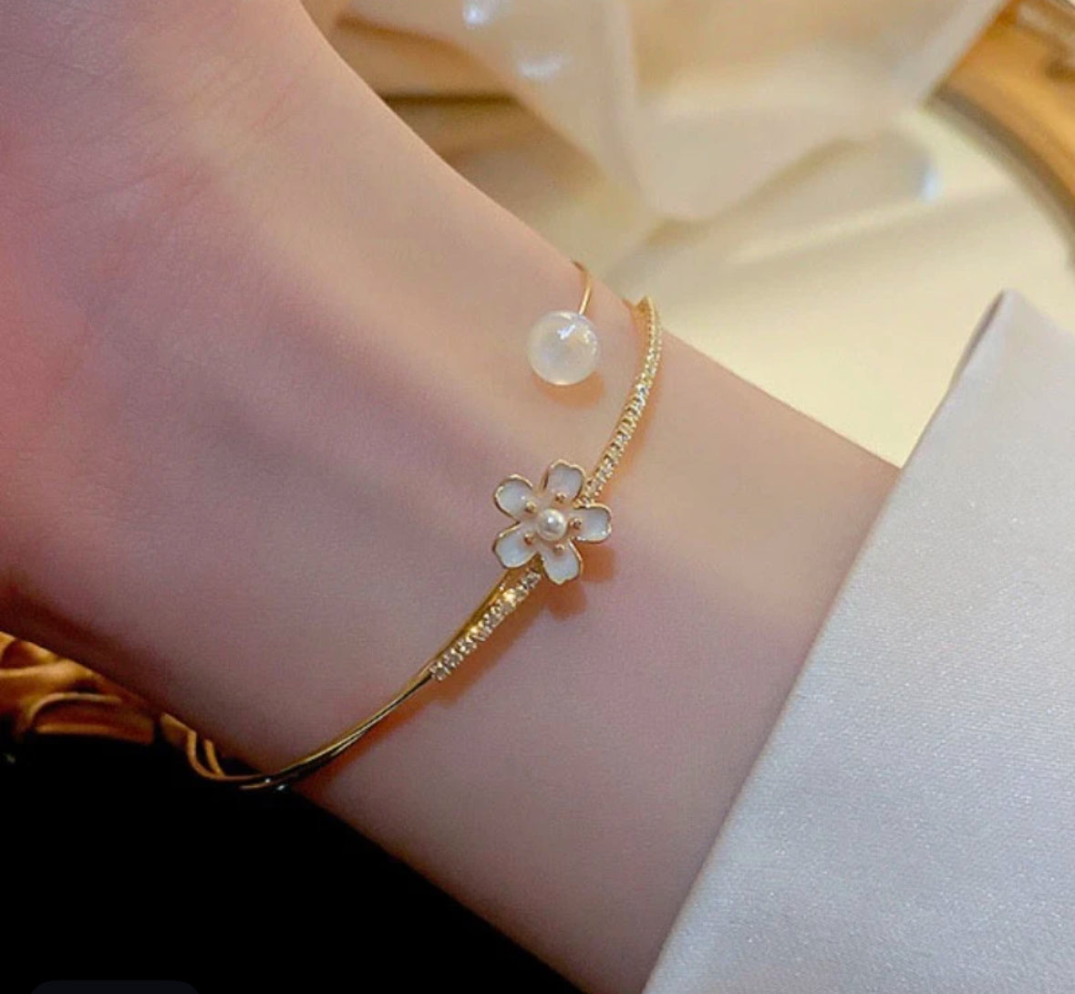 Zarte Blumen Armspange – Perle & Gold