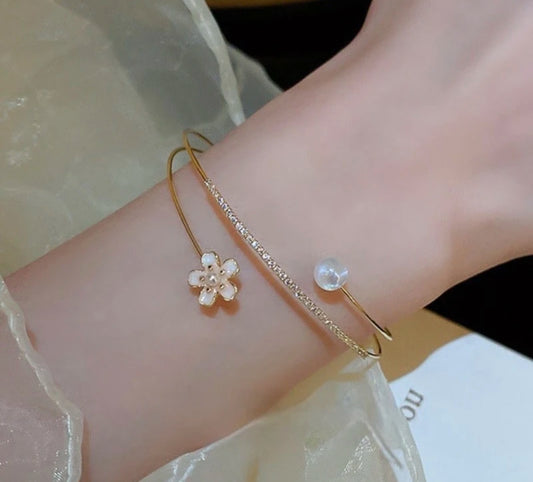 Zarte Blumen Armspange – Perle & Gold