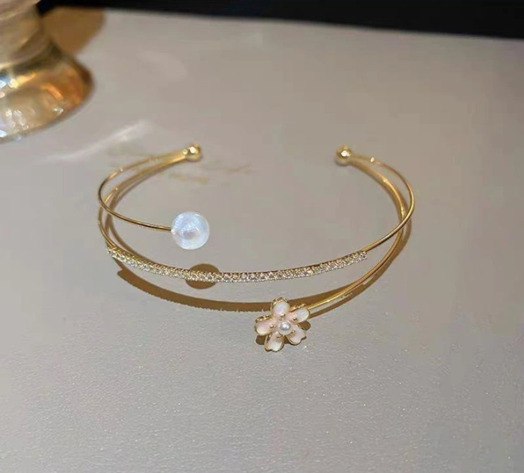 Zarte Blumen Armspange – Perle & Gold