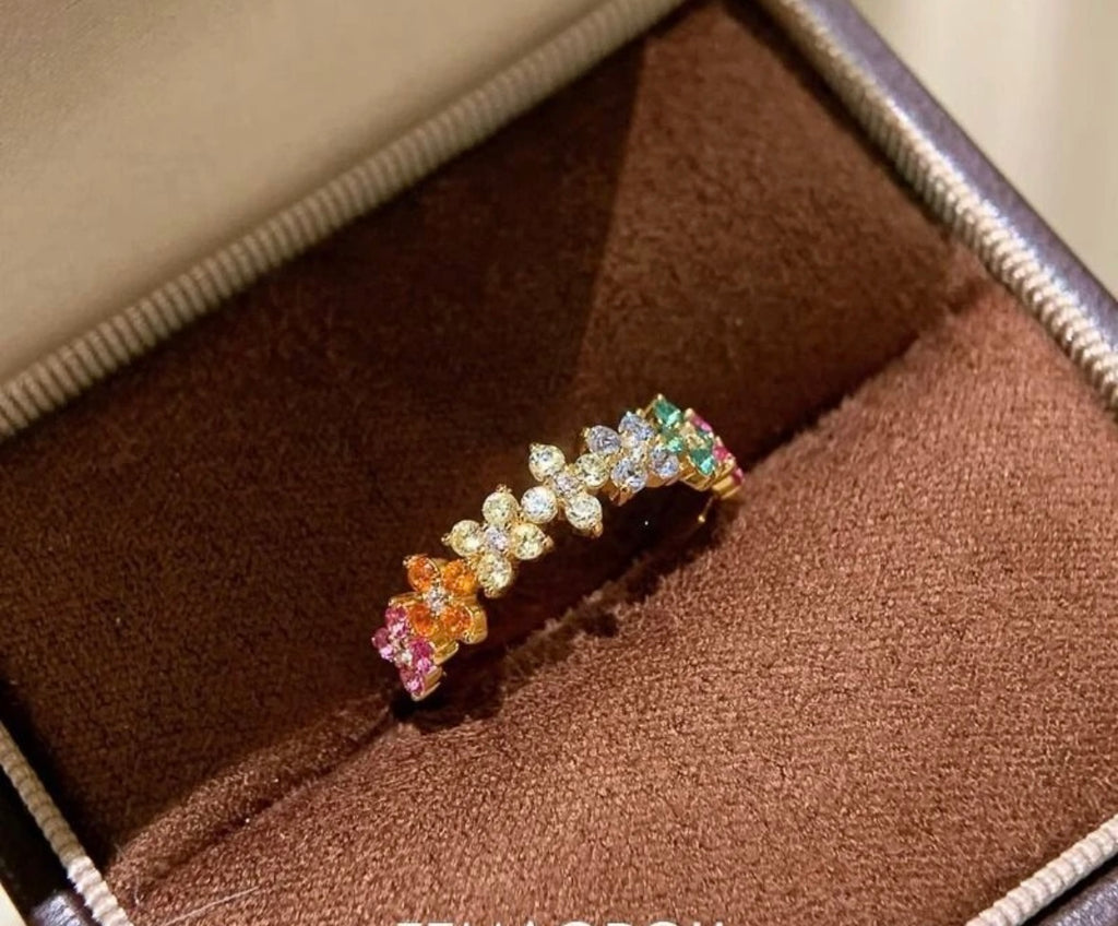 Goldener Ring mit bunten Blüten – Funkelnd & Süß