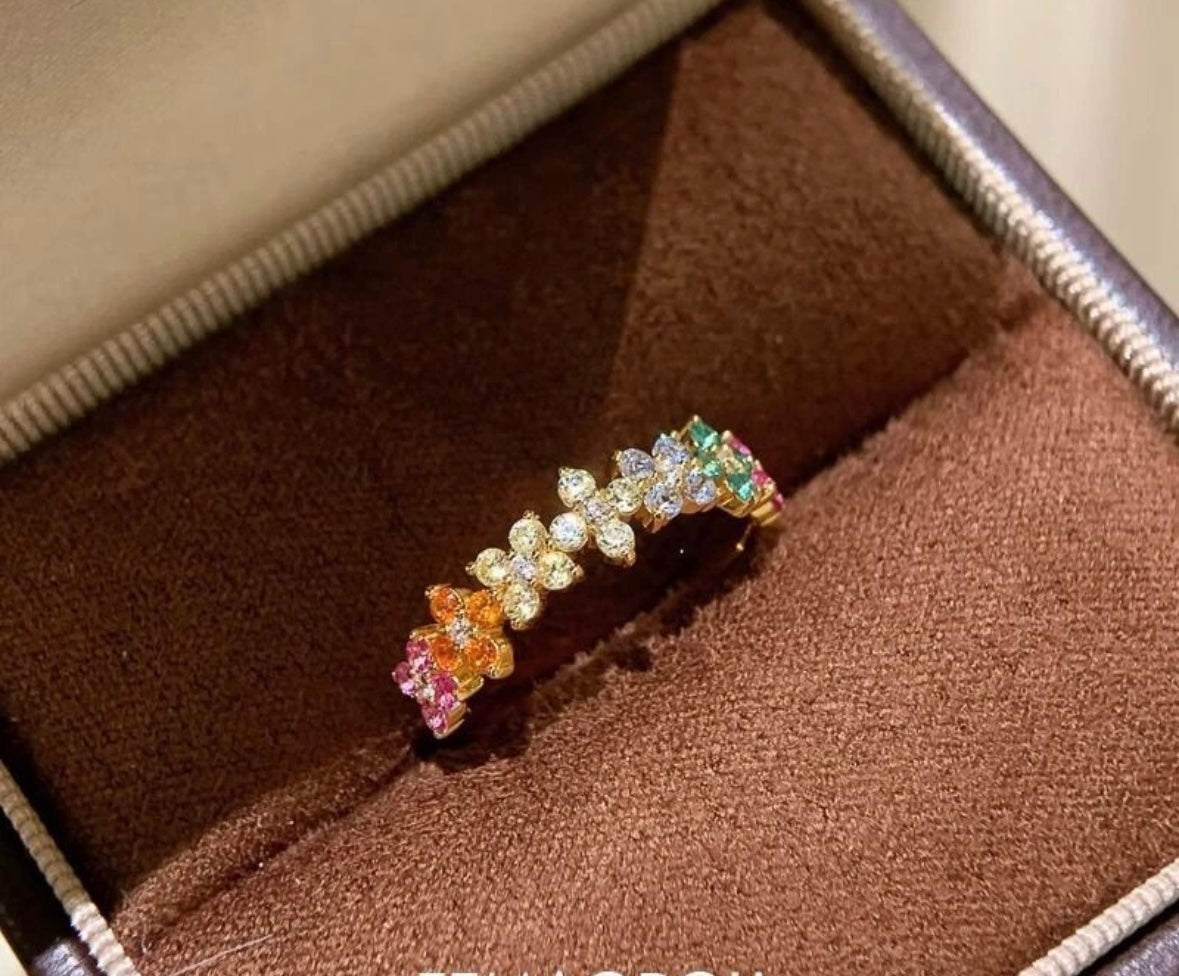 Goldener Ring mit bunten Blüten – Funkelnd & Süß