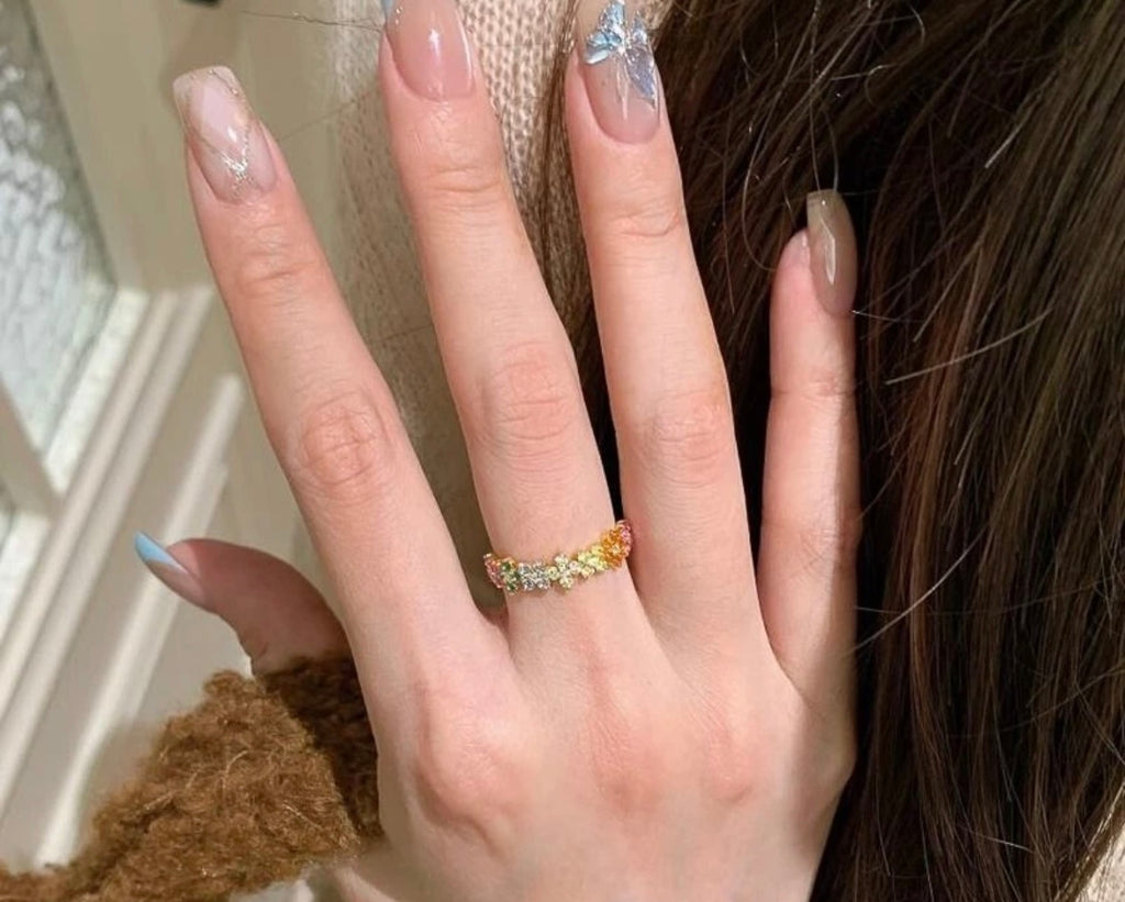 Goldener Ring mit bunten Blüten – Funkelnd & Süß