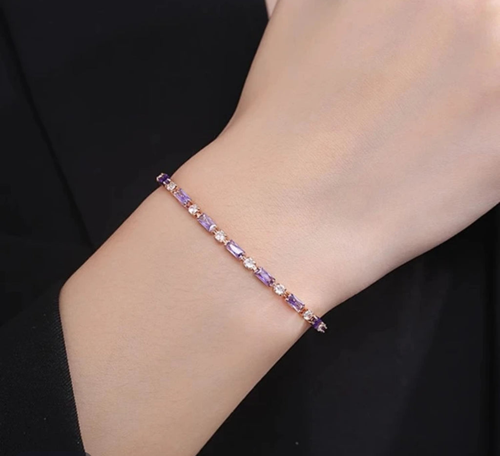 Armband mit lila und klaren Steinen