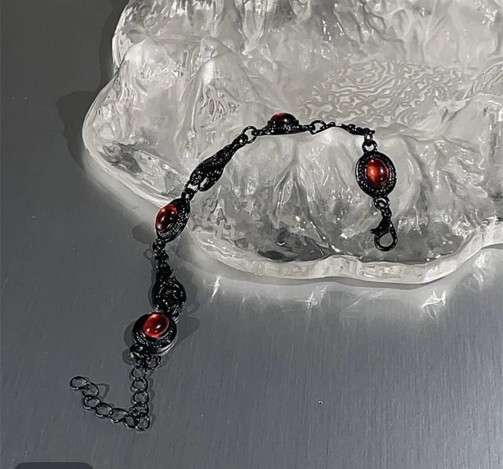 Schwarzes Armband mit rotem Stein – Vintage & Dark Style