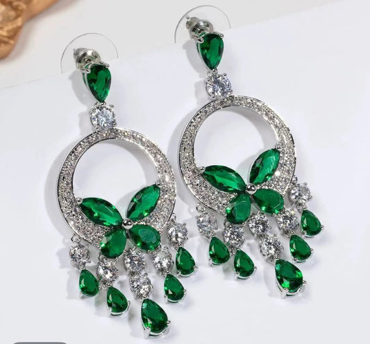 Elegante Ohrhänger mit smaragdgrünen Kristallen