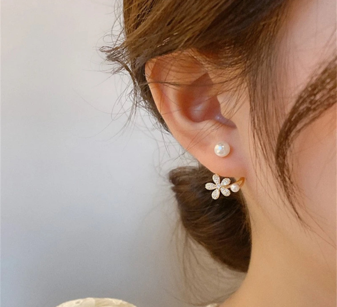 2-in-1 Design: Funkelnde Blüten-Ohrringe mit Perlen & Zirkonia