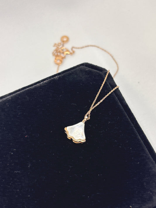 Zarte Silberkette  mit Perlmutt-Anhänger in Fächerform