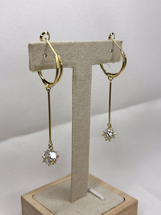 Elegante Goldfarbene Hängeohrringe mit Zirkonia-Anhänger