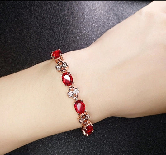 Elegantes Armband mit roten Kristallen & Schleifen – vergoldet