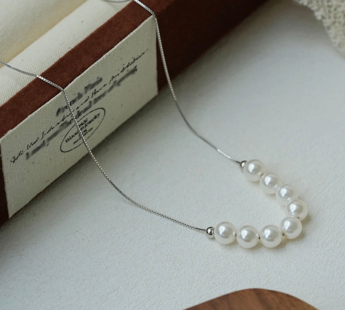 Elegante Perlenkette mit feiner Gliederkette