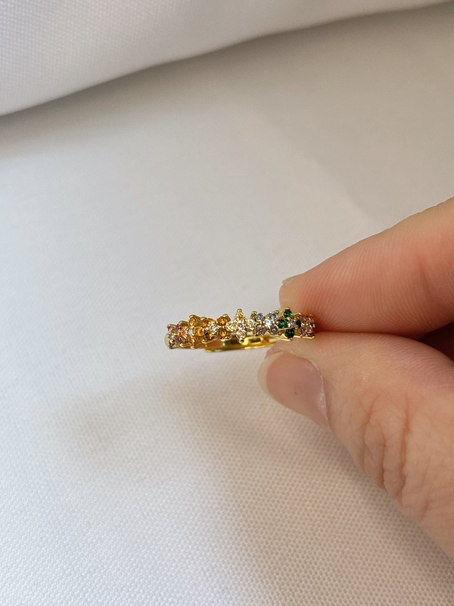 Goldfarbener Ring mit bunten Blüten-Steinen