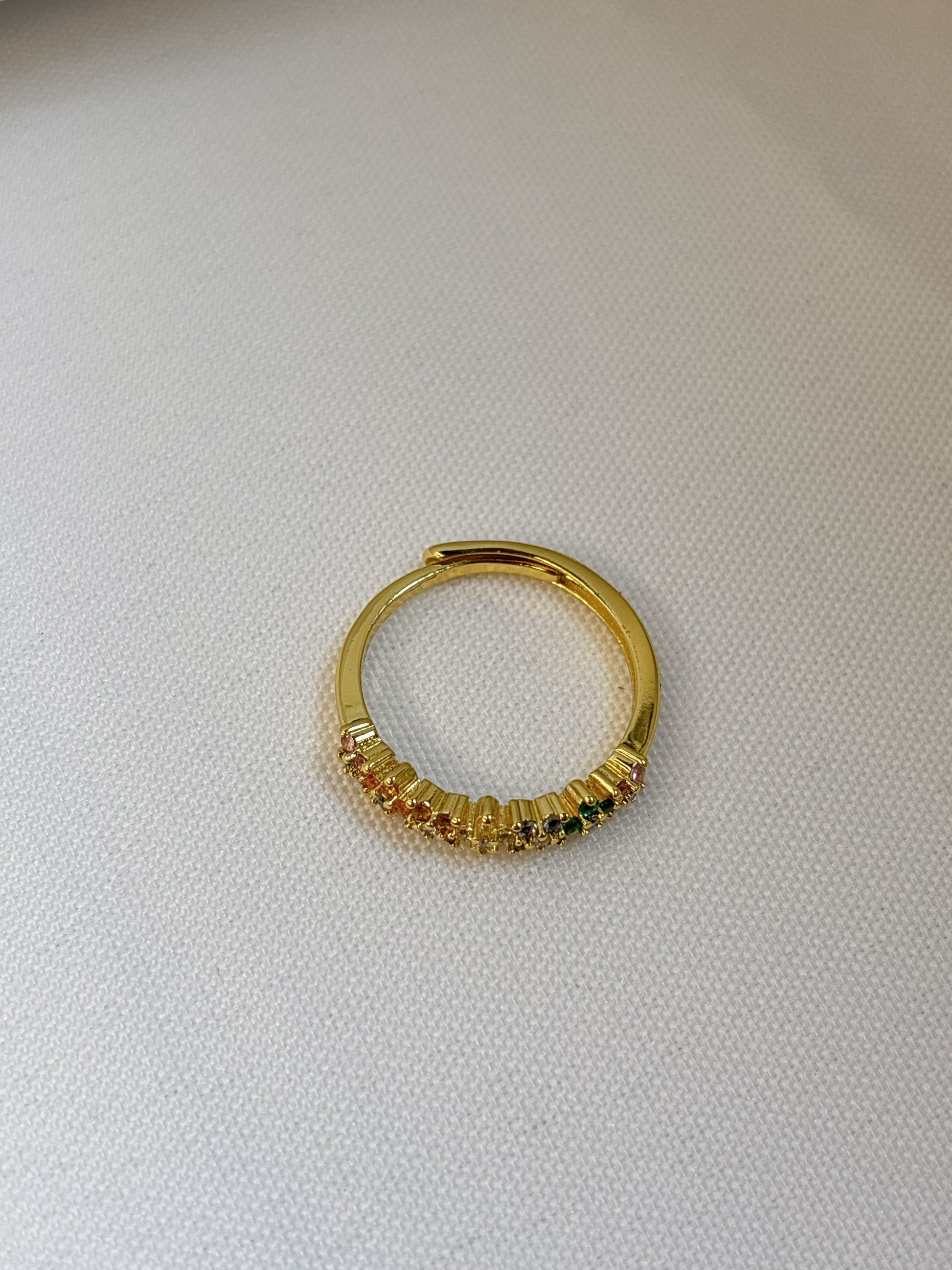Goldfarbener Ring mit bunten Blüten-Steinen