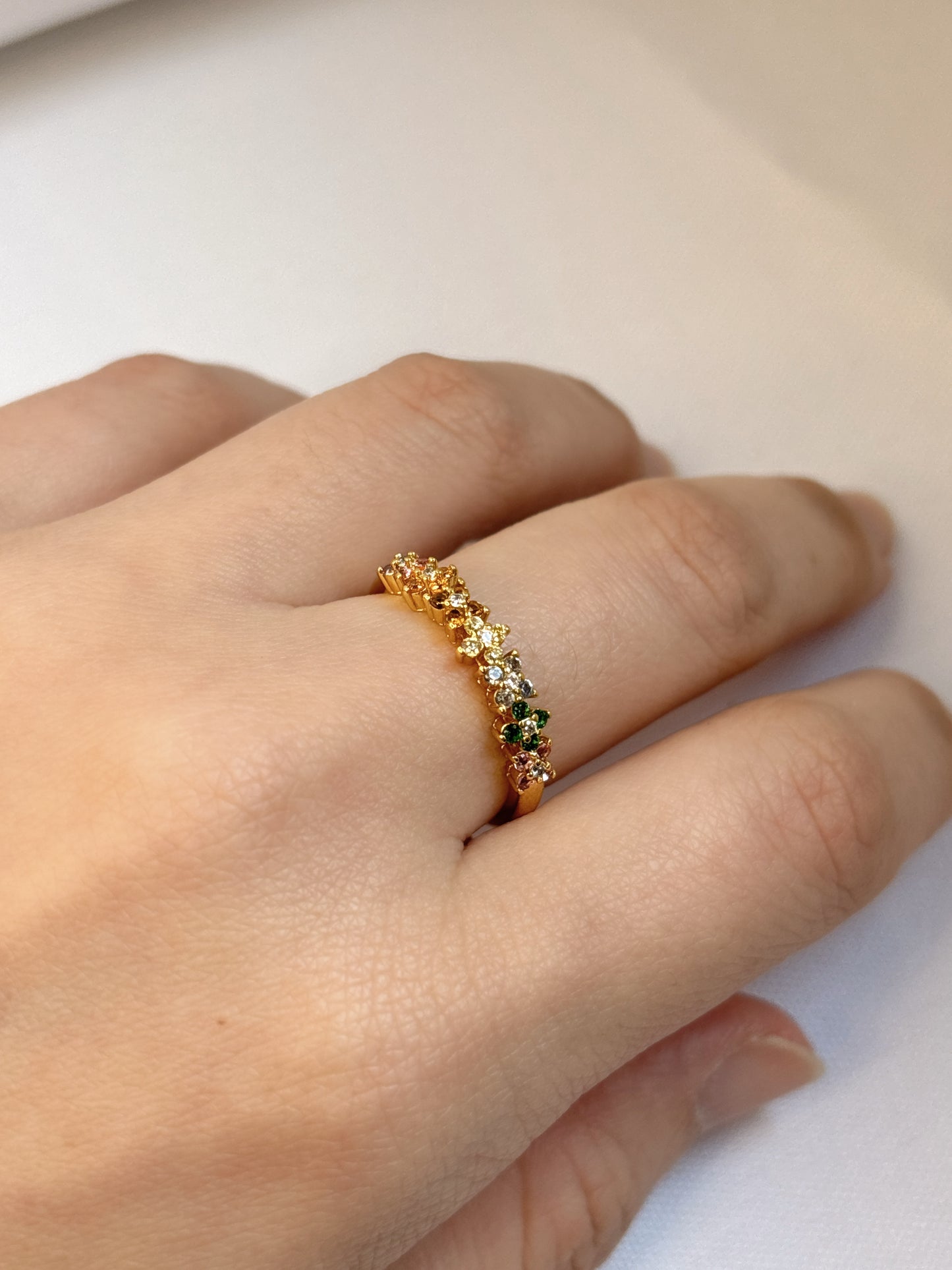 Goldfarbener Ring mit bunten Blüten-Steinen