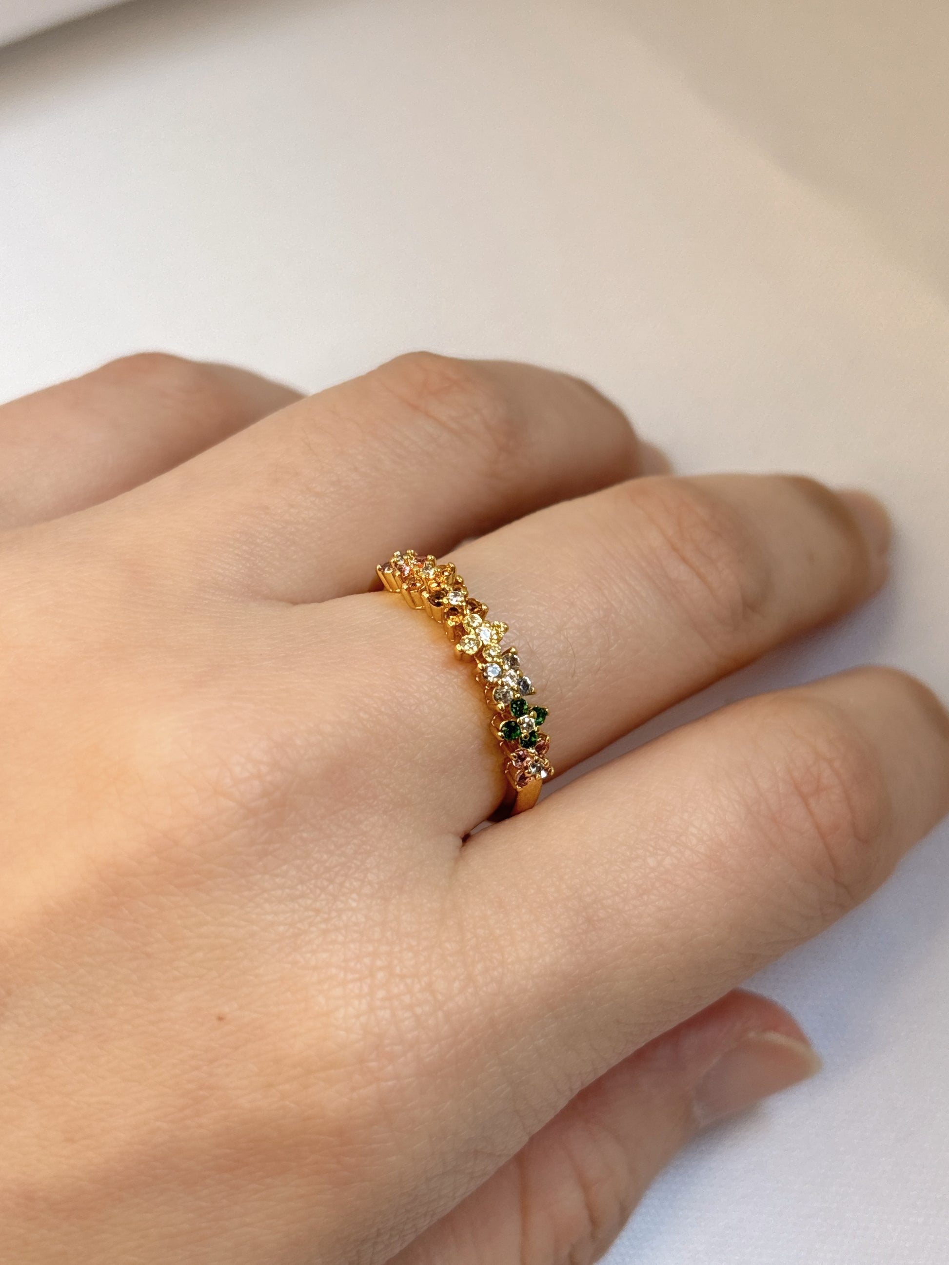 Goldfarbener Ring mit bunten Blüten-Steinen