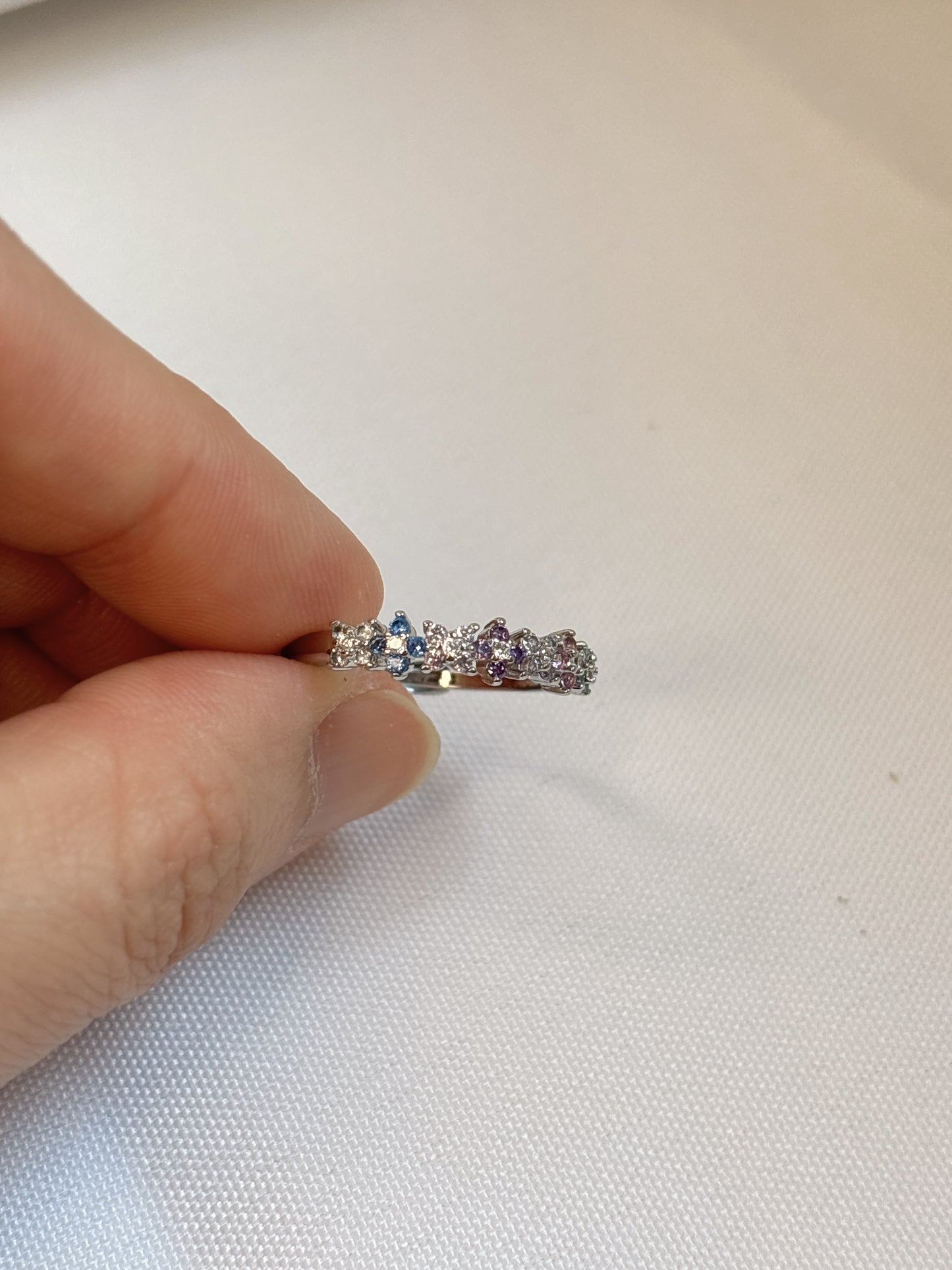 Silberfarbener Blumenring mit Kristallen