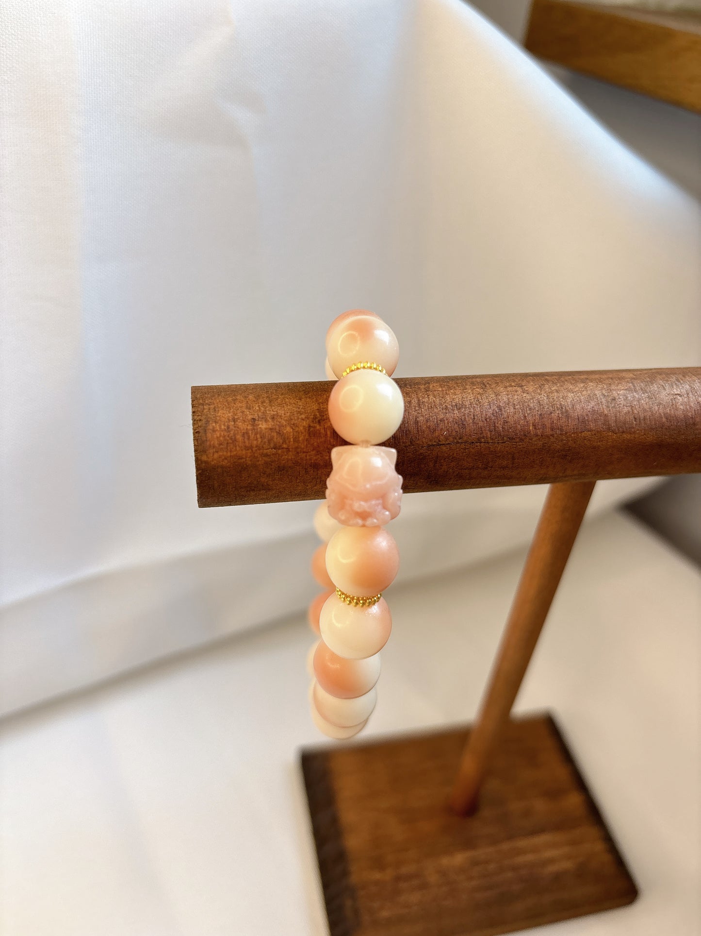 Perlenarmband in Pfirsich mit Zierperlen