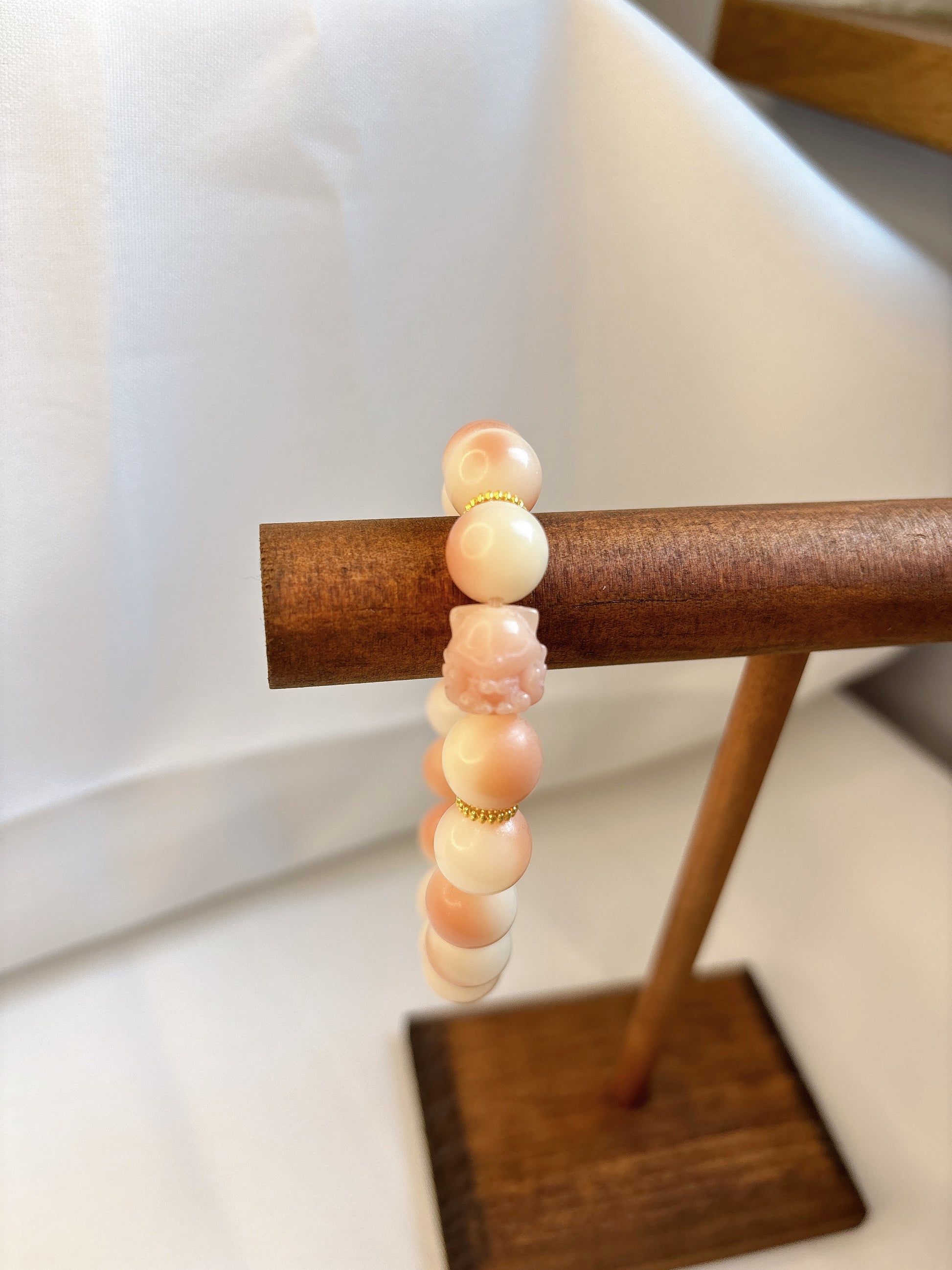 Perlenarmband in Pfirsich mit Zierperlen