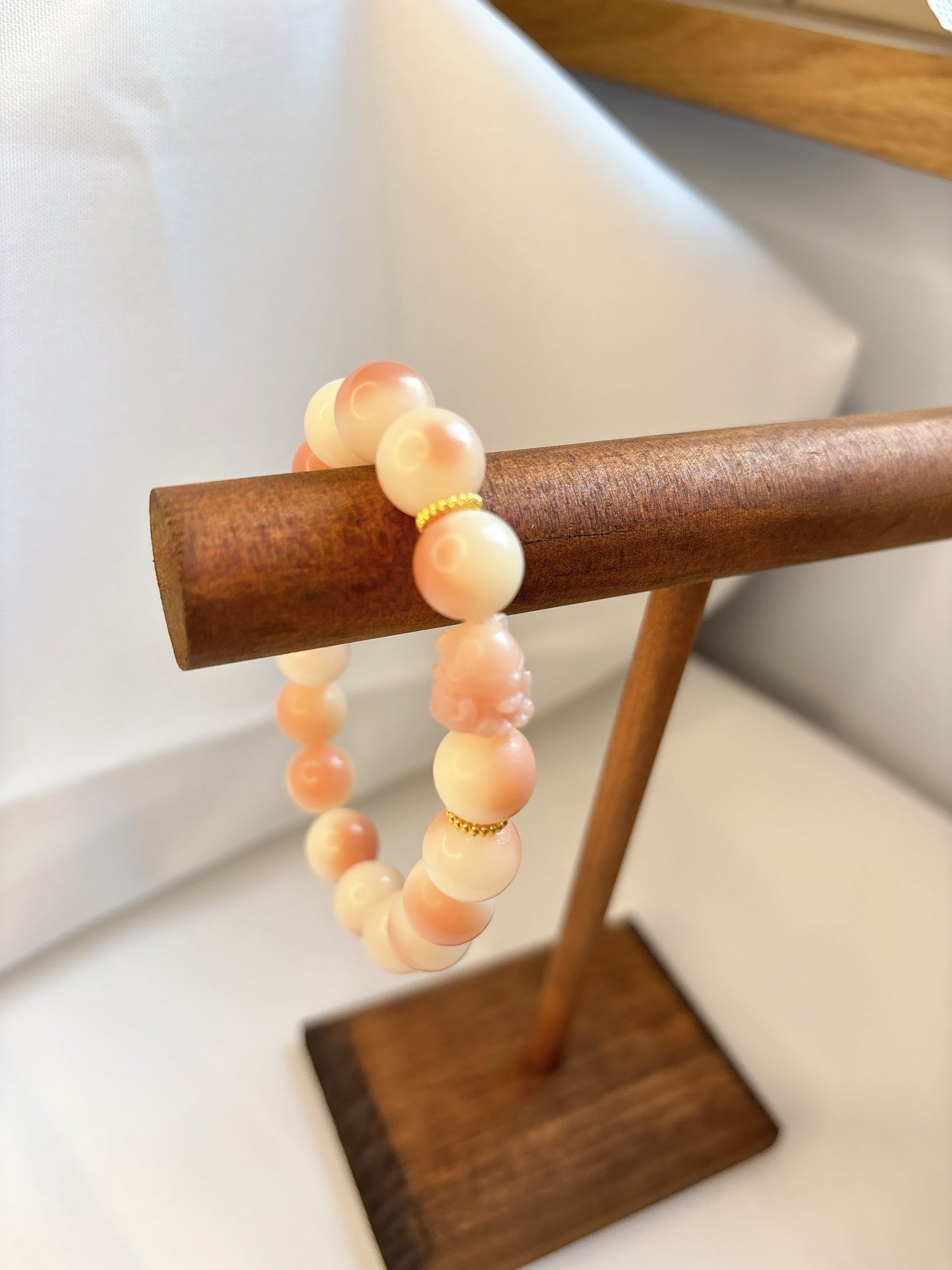 Perlenarmband in Pfirsich mit Zierperlen