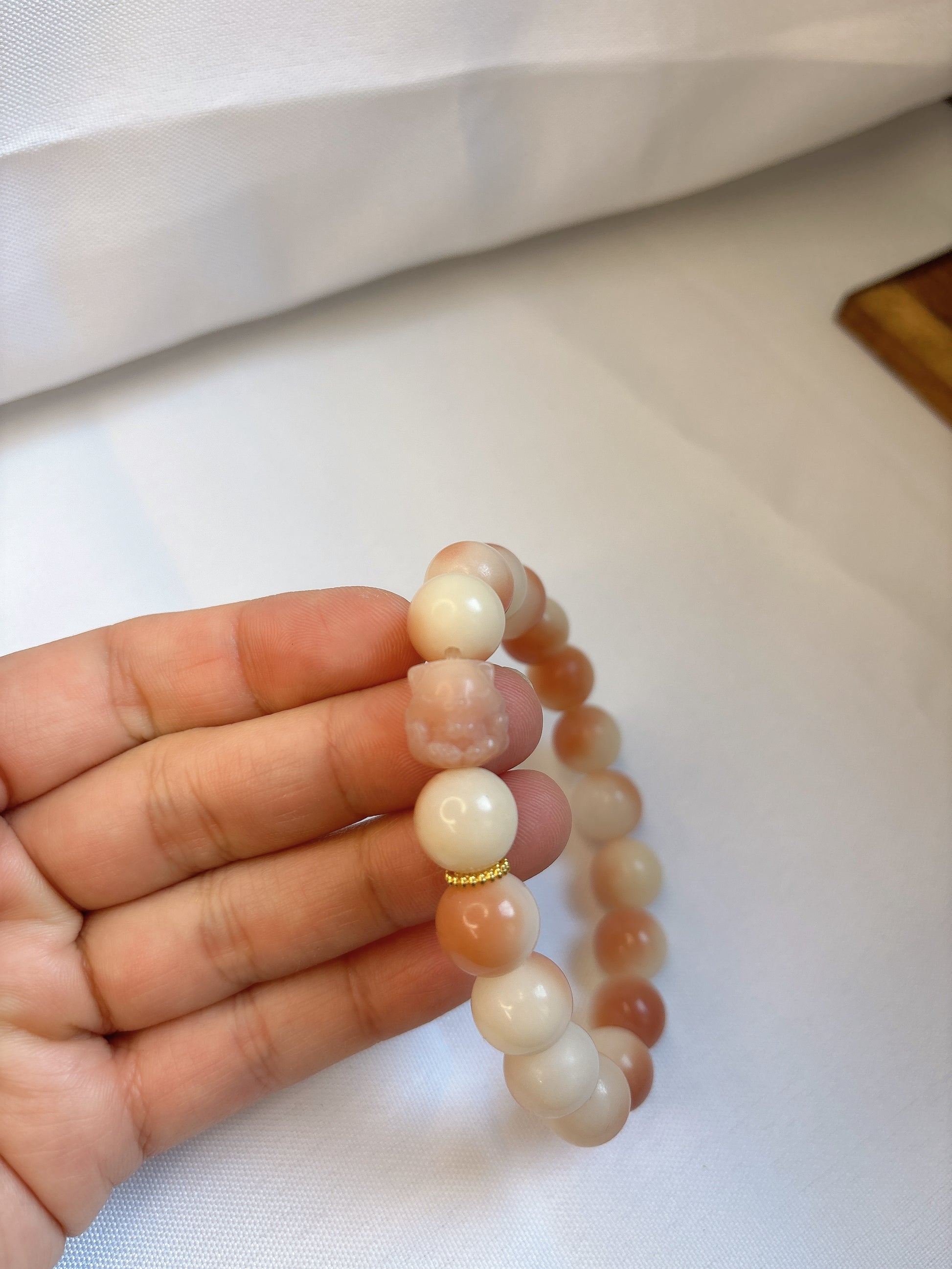 Perlenarmband in Pfirsich mit Zierperlen