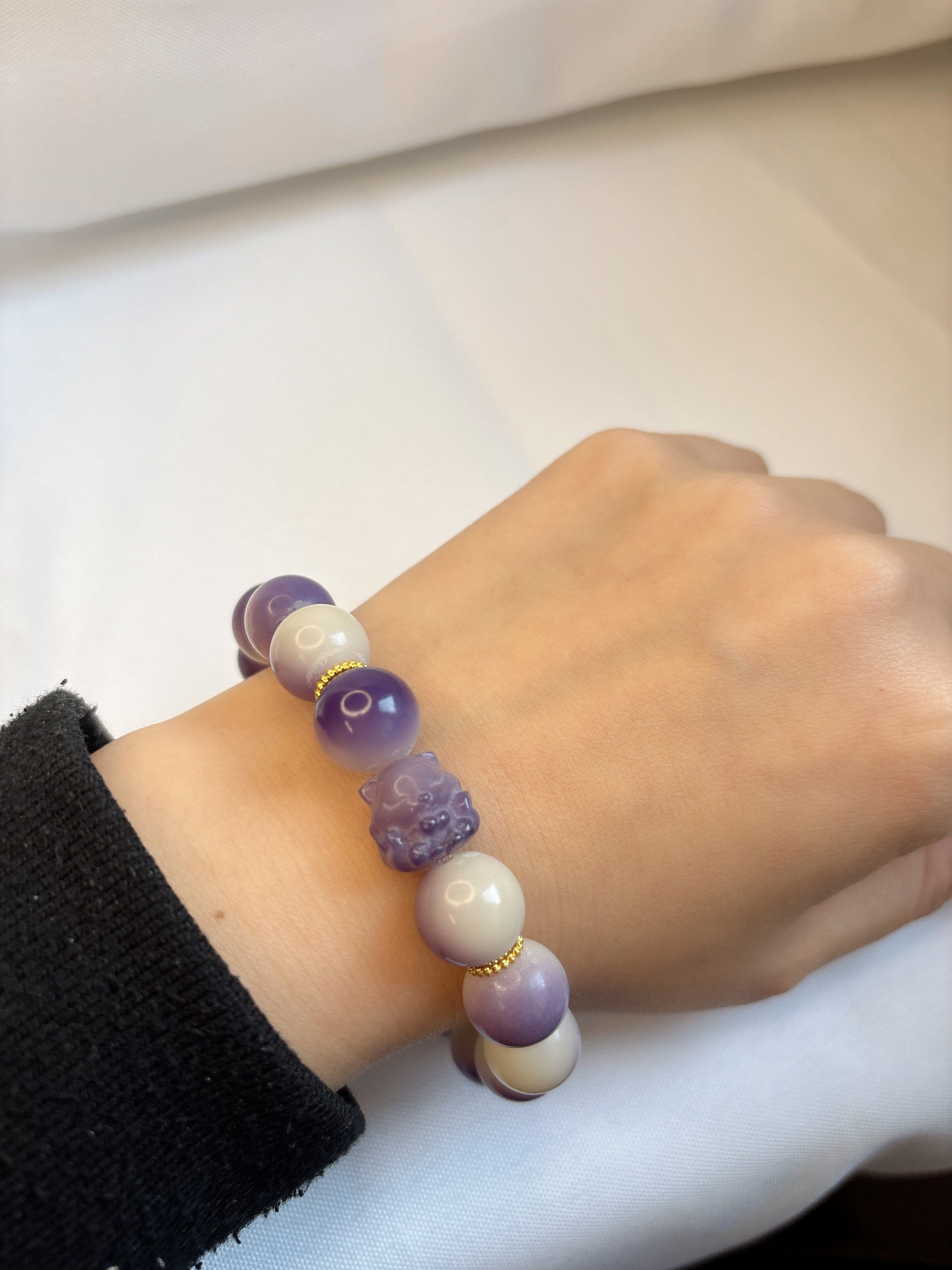 Elastisches Perlenarmband Flieder Bärchen Seitenansicht – Little Shark