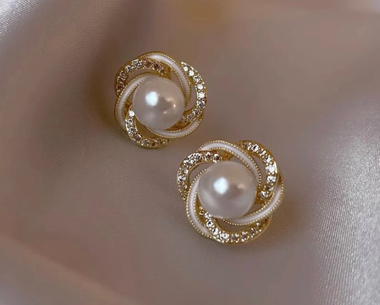 Elegante Perlen-Ohrstecker mit Kristallbesatz