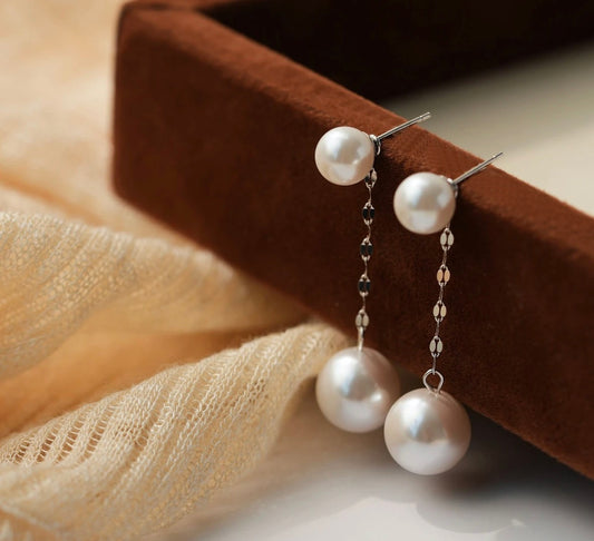 Elegante Perlen-Ohrstecker mit Kettenanhänger